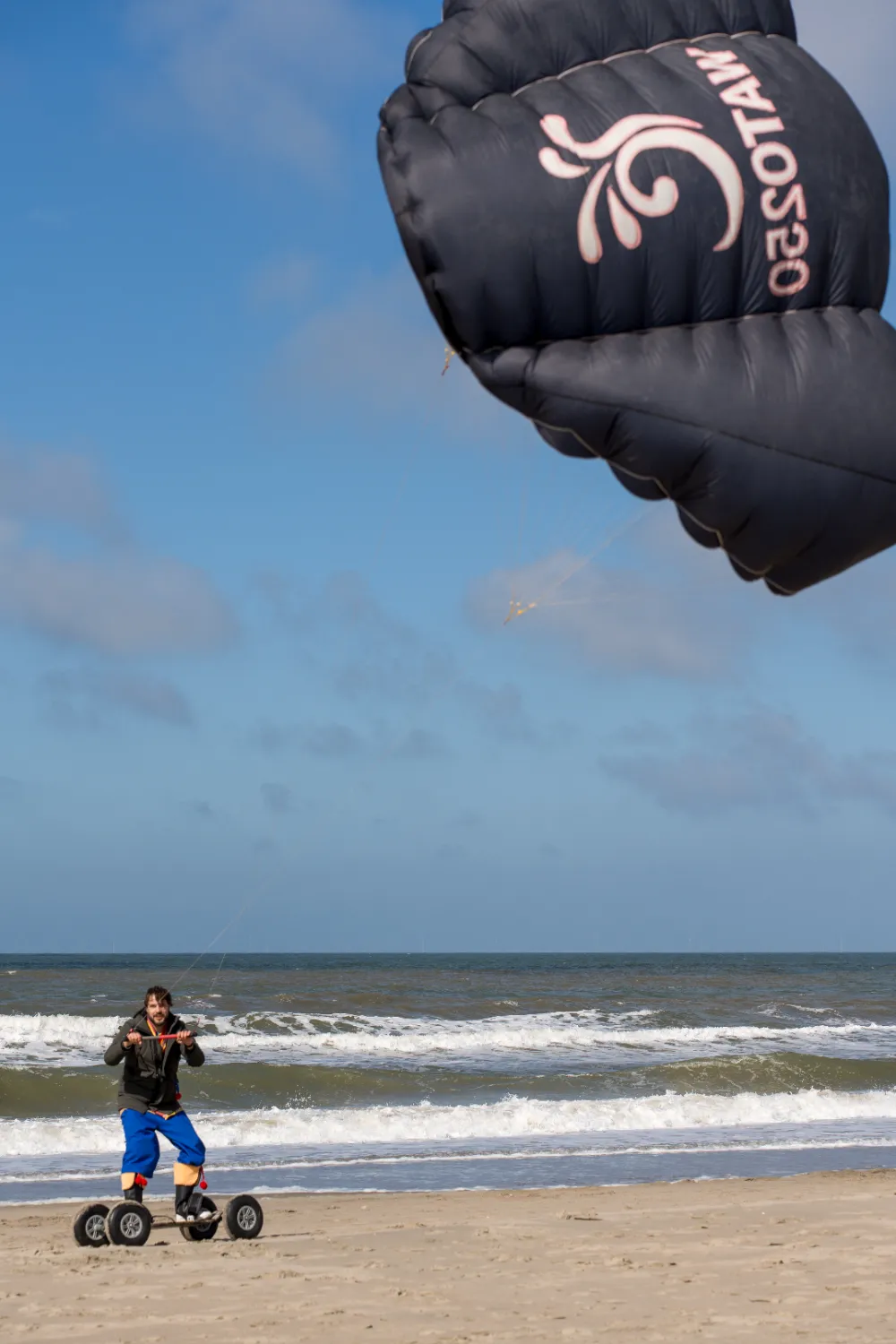 Flyboarden: powerkite met flyboard op het strand