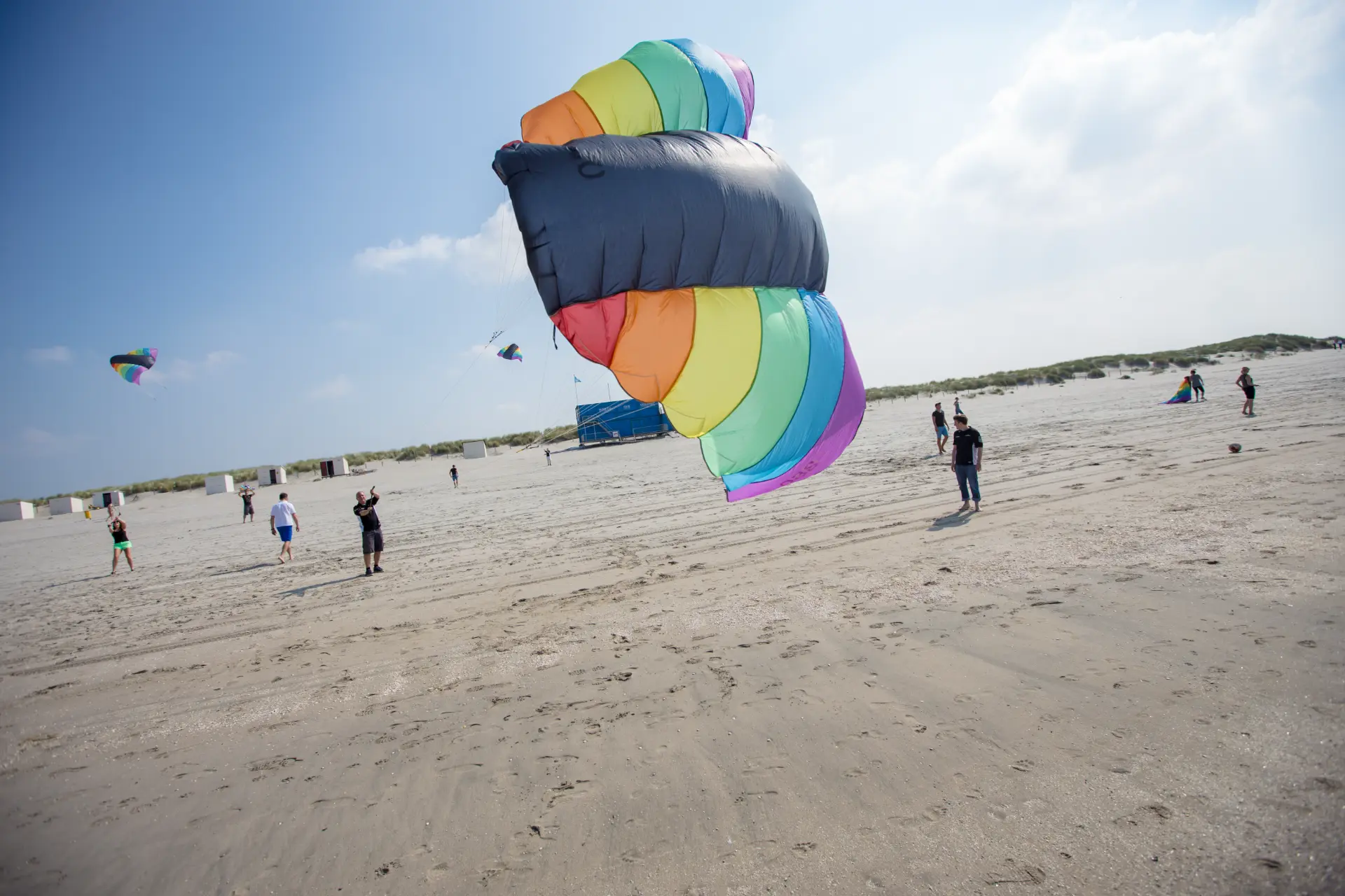 Grote powerkite die bij lichte wind wordt opgelaten