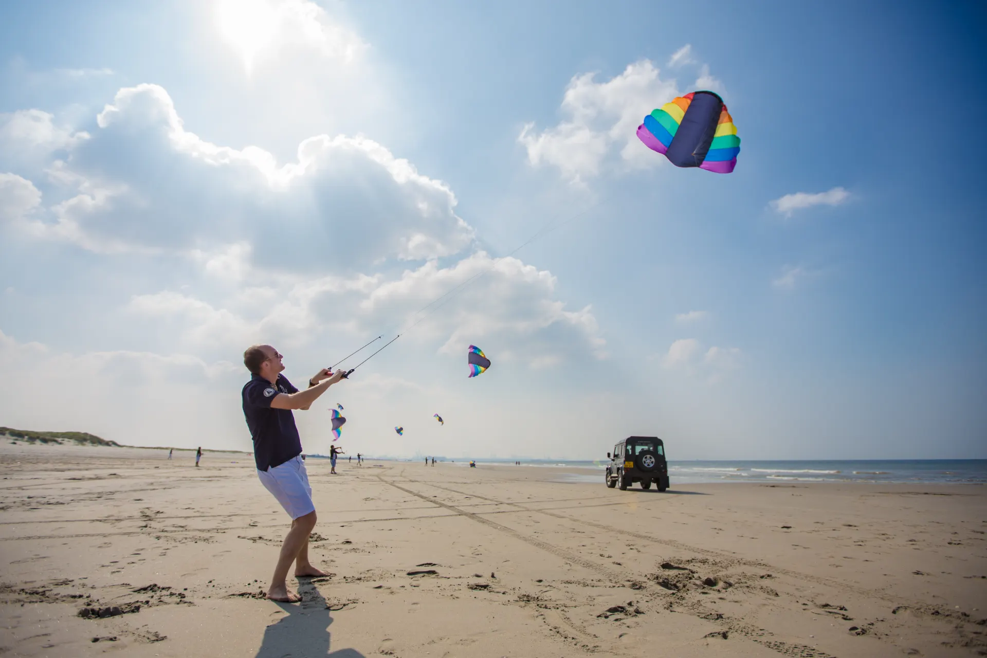 Powerkite in de wind boven het strand